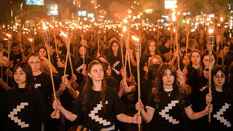 Факельное шествие проходит в Ереване перед Днем памяти жертв геноцида