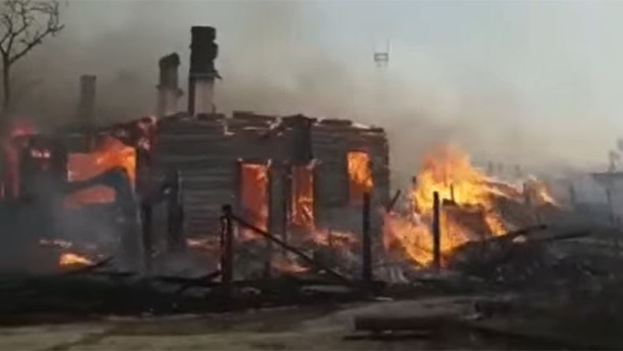 Пожар в поселке Сосьва локализован на площади 9 тыс. кв. м