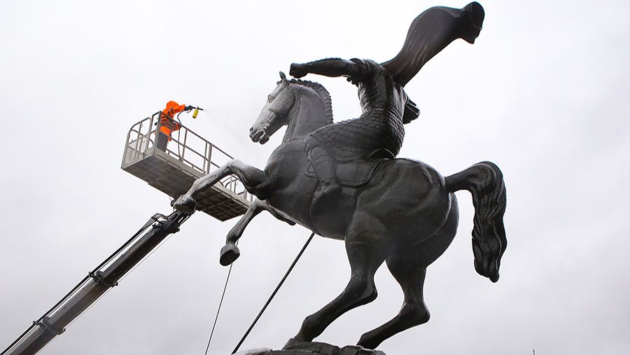 Монумент Победы на Поклонной горе в Москве привели в порядок после зимы