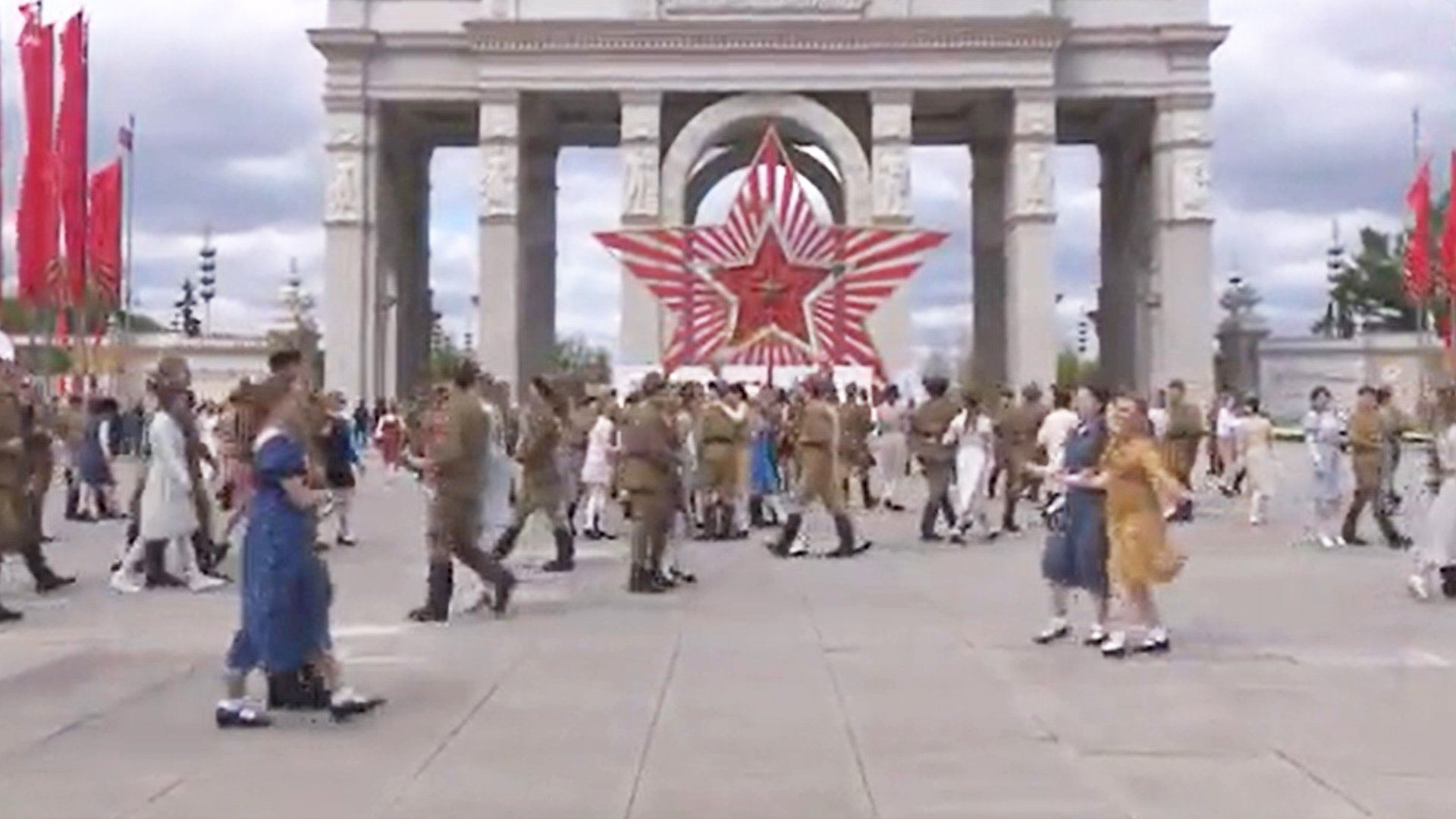 В Москве студенты станцевали «Вальс Победы» перед главной аркой ВДНХ