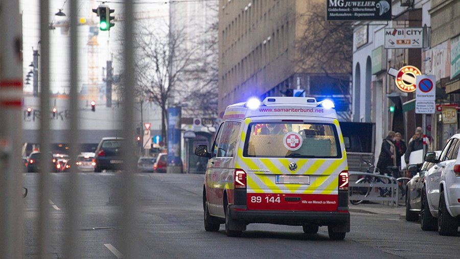 Экоактивисты в Вене преградили дорогу скорой помощи